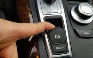 آزادسازی ترمز دستی برقی بی ام و